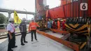 (kiri ke kanan) Direktur Operasi PT KAI Awan Hermawan, Direktur Utama PT KCIC Dwiyana Slamet Riyadi, Direktur Perencanaan Strategis dan Pengembangan Usaha PT KAI Sandry Pasambuna meninjau pemasangan girder box Casting Yard #1 Kereta Cepat Jakarta-Bandung (KCJB) di kawasan Jatibening Baru, Bekasi, Jawa Barat, Senin (27/6/2022). (Liputan6.com/Faizal Fanani)