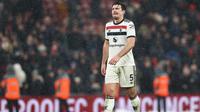 Ekpresi kecewa pemain Manchester United, Harry Maguire setelah gagal mencetak gol ke gawang Liverpool pada laga lanjutan Liga Inggris 2024/2025 di Stadion Anfiled, Liverpool, Inggris, Minggu (05/01/2024). (AFP/Darren Staples)