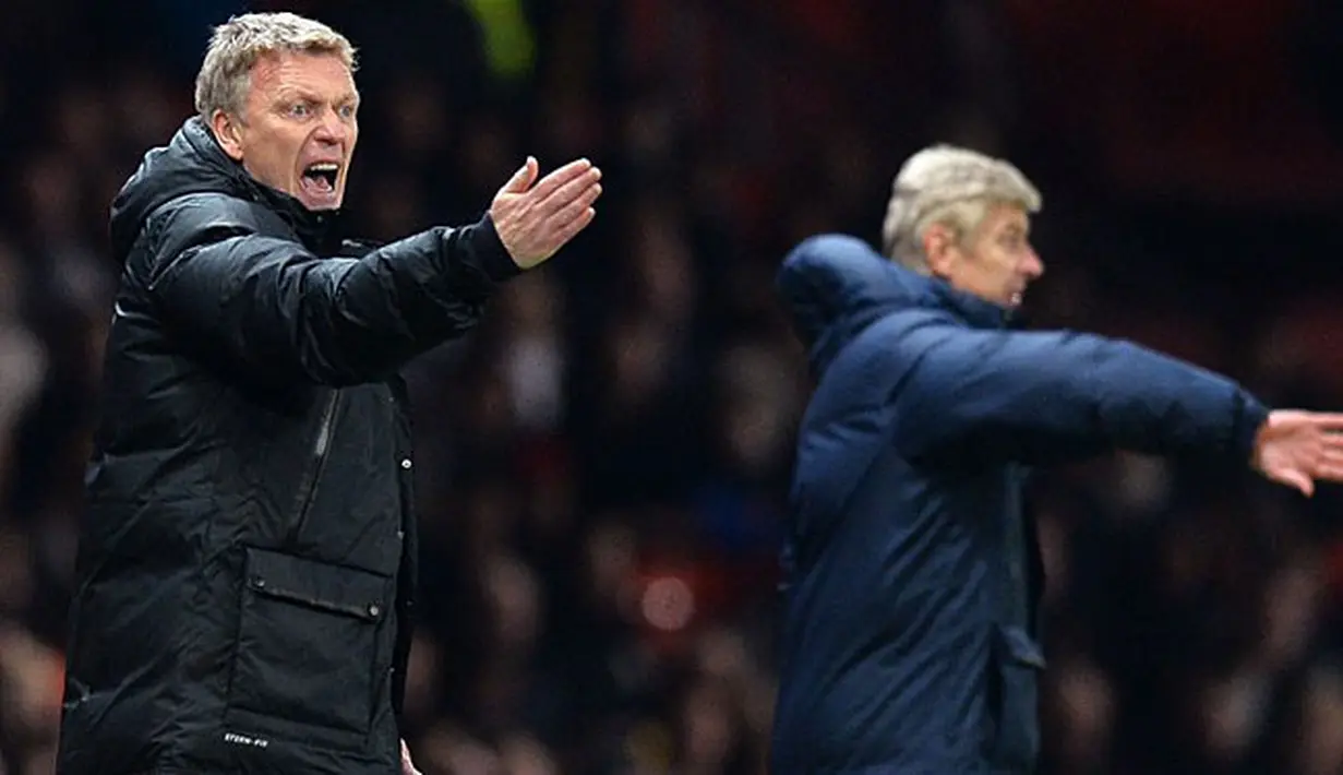 Pelatih Manchester United David Moyes (kiri) dan Pelatih Arsenal Arsene Wenger memberikan arahan selama pertandingan sepak bola Liga Inggris antara Manchester United melawan Arsenal di Stadion Old Trafford, Manchester (10/11/13) waktu setempat (Foto: AFP/