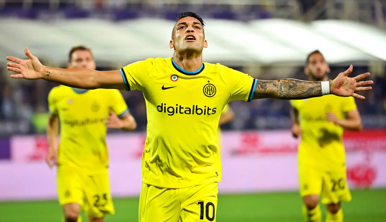 Pemain Inter Milan Lautaro Martinez melakukan selebrasi setelah mencetak gol ke gawang Fiorentina pada pertandingan sepak bola Liga Italia di Artemio Franchi Stadium, Florence, Italia, 22 Oktober 2022. (Massimo Paolone/LaPresse via AP)