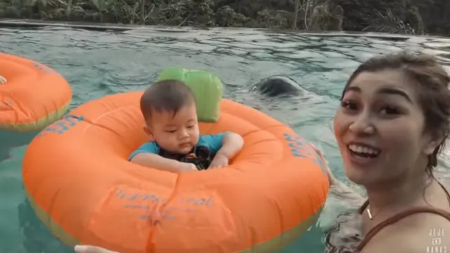 7 Momen Liburan Syahnaz Sadiqah dan Anak Kembarnya Renang di puncak