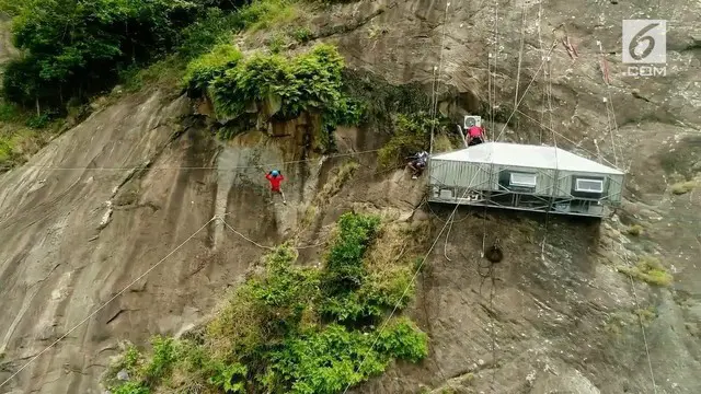 Hotel gantung ini berada di ketinggian 400-900 meter, untuk masuk ke hotel ini tamu harus memanjat tangga besi yang ada di bukit bebatuan.