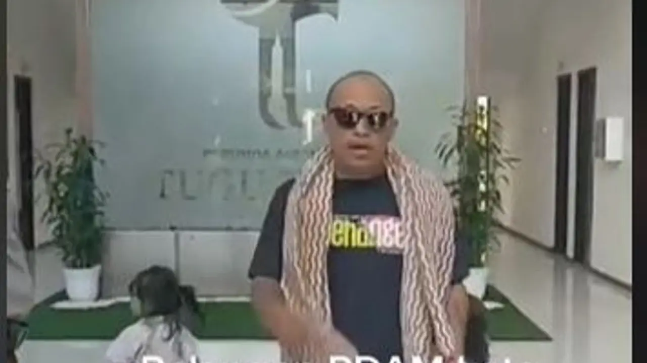 Protes Air Mati 3 Hari di Rumahnya, Pria Boyong Anak Istri Mandi di Kantor PDAM