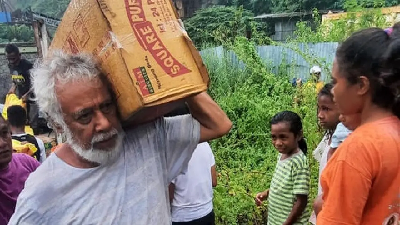 Xanana Gusmao terlihat tak ragu mengangkut kardus berisi bahan bantuan (FACEBOOK/Mariano Costa)