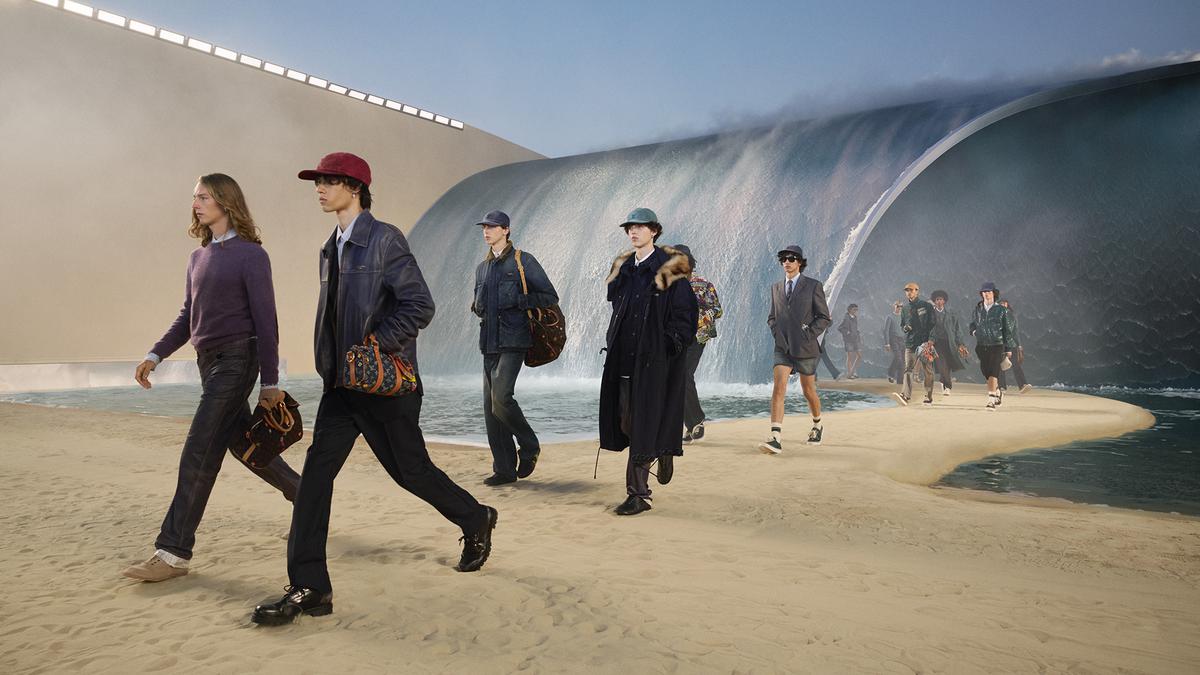 Pharrell Williams Pamerkan Koleksi Louis Vuitton Menswear Spring/Summer 2027 dengan Set Panggung Ombak