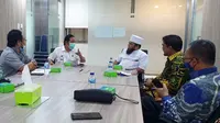 Wali Kota Bengkulu Helmi Hasan berhasil melobi Kementrian ESDM untuk  bantuan konversi bahan bakar  bagi nelayan. (Liputan6.com/Yuliardi Hardjo)