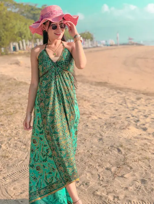 Selain memiliki suara merdu, Vita juga dikenal memiliki paras wajah yang cantik. Ia juga pintar memadu-padankan busana sehingga terlihat modis dan cantik. (Liputan6.com/IG/@iam_vitaalvia)