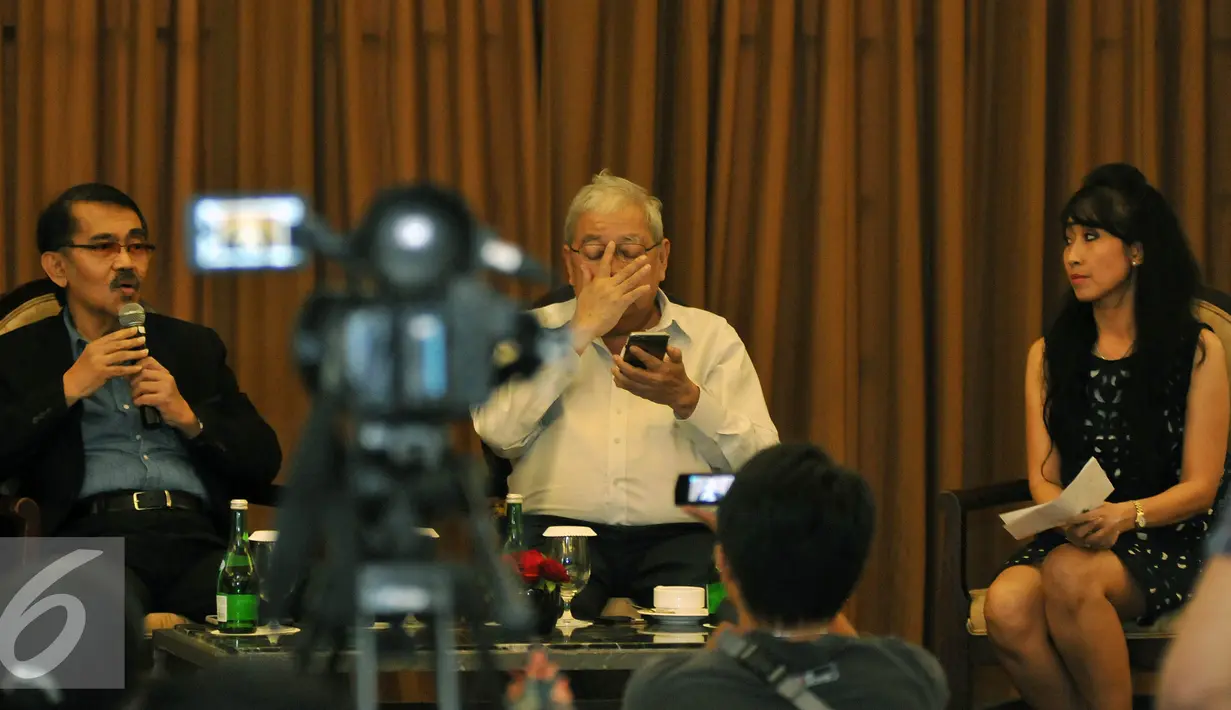 Prof Ronny Rasman Nitibaskara (kiri) menjelaskan bahwa Fisiognomi dan gesture bukan ilmu meramalkan dan bukan ilmu perdukunan, Jakarta, Selasa (20/9). (Liputan6.com/Johan Tallo) 