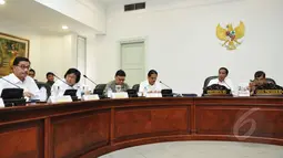 Ratas tersebut membahas efektivitas lahan dan peningkatan produksivitas pertanian. Tampak Menteri Agraria Ferry Mursydan Baldan (kiri) dan Menhut Siti Nurbaya (kedua kiri) menghadiri rapat, Jakarta, Rabu (11/3/2015). (Liputan6.com/Faizal Fanani) 
