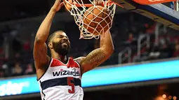Washington Wizards forward,  Markieff Morris #5 melakukan dunk saat melawan Toronto Raptors  pada laga NBA Preseason di Verizon Center, Ssabtu (22/10/2016) WIB. (Mandatory Credit: Brad Mills-USA TODAY Sports)