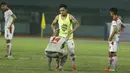 Para pemain Persis Solo tampak sedih usai takluk dari Kalteng Putra FC pada laga Liga 2 di Stadion Patriot, Bekasi, Senin (13/11/2017). Persis Solo kalah 0-1 dari Kalteng Putra FC. (Bola.com/M Iqbal Ichsan)