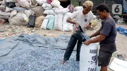 Pekerja memasukkan leburan sampah plastik yang sudah dijemur di gudang pengolahan sampah plastik kawasan Bekasi, Rabu (15/9/2021). Skema ekonomi sirkular mampu menjaga keberlanjutan lingkungan sekaligus memberikan manfaat ekonomi dalam hal daur ulang sampah. (Liputan6.com/Herman Zakharia)