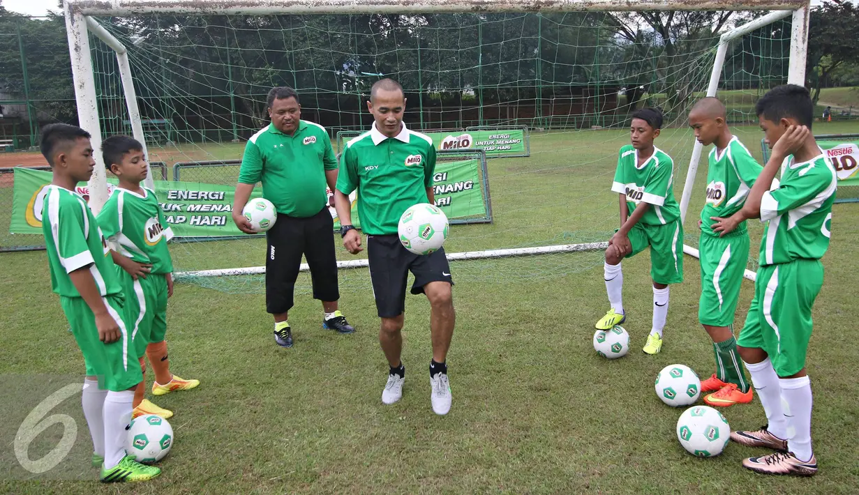Kurniawan Dwi Yulianto memberi contoh melakukan juggling bola saat MILO Camp di Wisma Padepokan Voli Sentul, Jawa Barat, Senin (18/4). (Liputan6.com/Immanuel Antonius)