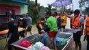 Warga diangkut melalui banjir di distrik Ran-ngea di provinsi Narathiwat, Thailand selatan (26/2/2022). Hujan yang disebabkan oleh angin timur laut di atas Teluk Thailand terus berlanjut selama tiga hari berturut-turut di provinsi perbatasan selatan ini. (AFP/Madaree Tohlala)