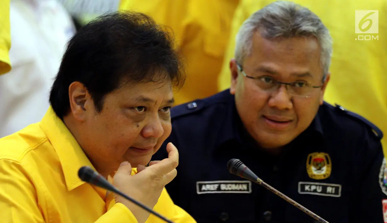 Ketua Umum Partai Golkar Airlangga Hartarto bersama Ketua KPU Arief Budiman (kanan) saat Verifikasi Faktual Partai Politik Tingkat Pusat Pasca Putusan Mahkamah Konstitusi di DPP Golkar, Jakarta, Senin (29/1). (Liputan6.com/JohanTallo)