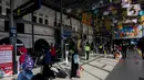 Sejumlah penumpang membawa barang berjalan di Stasiun Pasar Senen, Jakarta Pusat, Rabu (12/4/2023). (Liputan6.com/Johan Tallo)