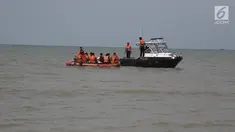 Petugas Basarnas dan Polisi bersiap menunggu evakuasi jenazah korban pesawat Lion Air JT 610 di Tanjung Pakis, Karawang, Jawa Barat, Senin (29/10). Pesawat Lion Air JT 610 dipastikan jatuh di laut utara Karawang. (Liputan6.com/Herman Zakharia)