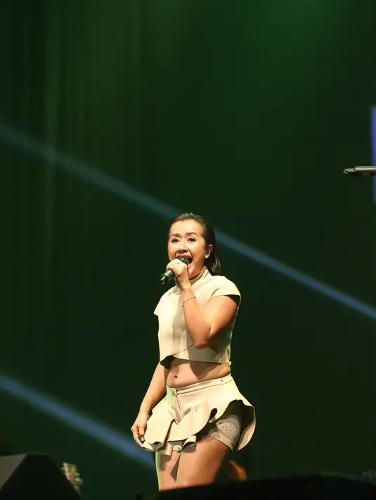 Nola juga membawakan lagu 'Penjaga Hati' yang digarap bersama musik director Ida Fahir.  Nola mengatakan lagu ini sudah bisa didapatkan di iTunes. (Andy Masela/Bintang.com)