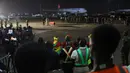 Peti mati berisi jenazah pesepakbola asal Ghana Christian Atsu tiba di Bandara Internasional Kotoka di Accra, Ghana, Minggu (19/2/2023). Atsu yang pernah bermain di Newcastle United diketahui berada di lantai sembilan apartemen yang ia tinggal ketika gempa magnitudo 7,8 terjadi. (Photo by Nipah Dennis / AFP)
