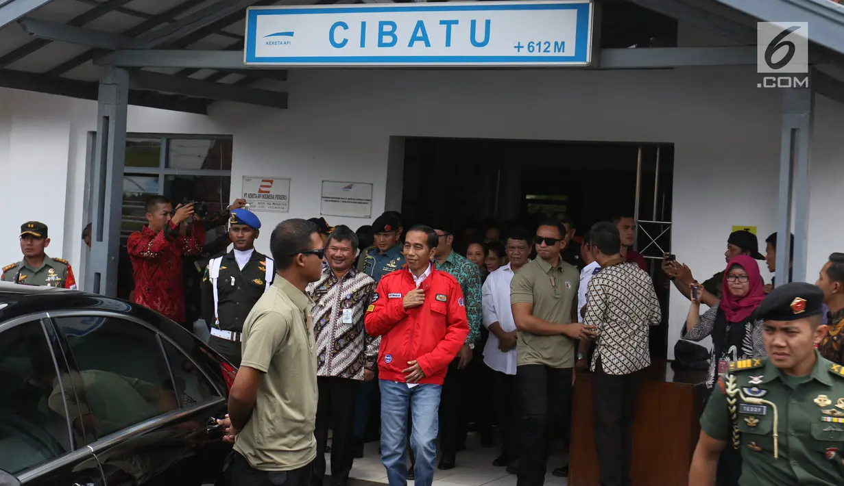 Presiden Joko Widodo meninggalkan Stasiun Cibatu seusai meninjau proyek reaktivasi jalur Cibatu-Garut, Jawa Barat, Jumat (18/1). Jokowi sempat melambaikan tangan kepada masyarakat sebelum memasuki mobil dinasnya. (Liputan6.com/Angga Yuniar)