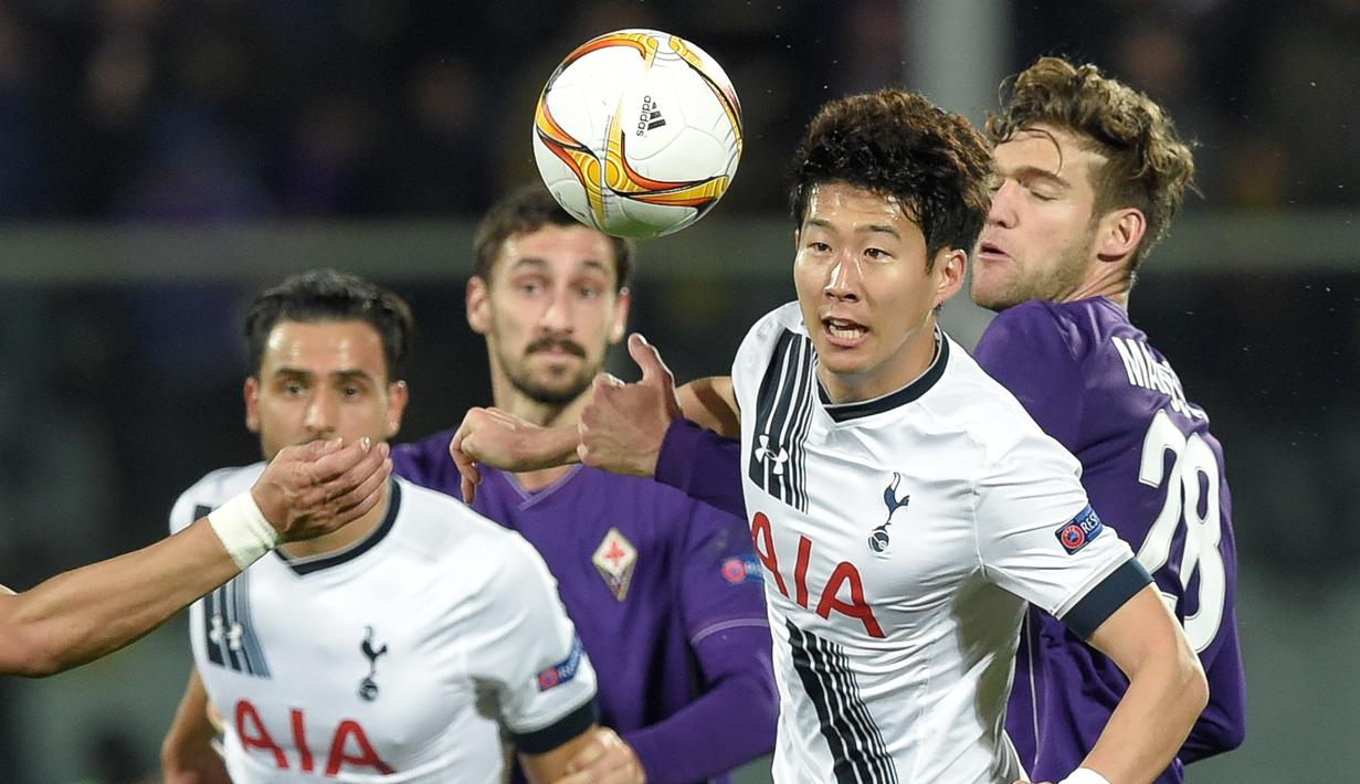 Duel antara pemain Tottenham Hotspur dan Fiorentina dalam leg pertama babak 32 besar Liga Europa di Stadion Artemio Franchi, Italia, Jumat (19/2/2016) dini hari WIB. (AFP/Andreas Solaro)