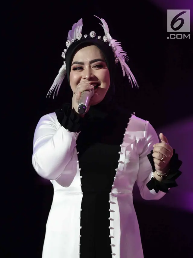 Duet Bersama  Sang Adik, Syahrini Tampil Cetar di SCTV Music Awards 2018