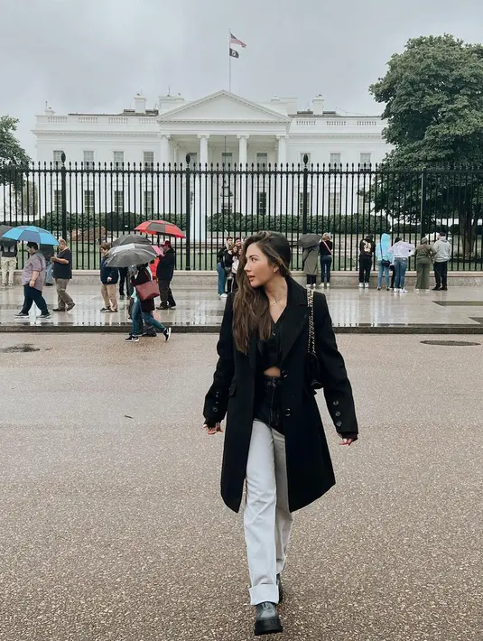 Penampilan manis lainnya dari Jessica Mila. Ia tampak mengenakan atasan berwarna hitam yang ditumpuknya dengan long coat yang juga bewarna hitam, dipadu dengan celana jeans. [Foto: Instagram/jsmila]