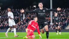 Pemain Manchester City, Phil Foden, melakukan selebrasi setelah mencetak gol ke gawang Fulham  dalam laga pekan ke-14 Premier League 2025/2026 yang berlangsung Rabu (3/11/2025) dini hari WIB di Craven Cottage. (Bradley Collyer/PA via AP)