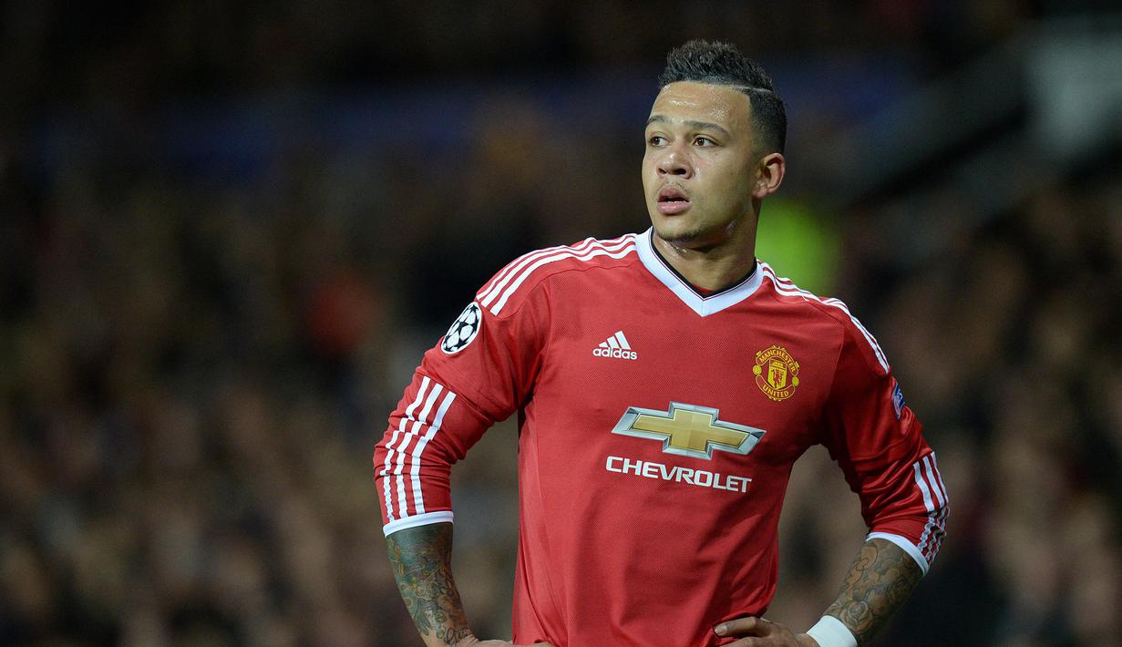 Memphis Depay sempat memecahkan rekor transfer termalah milik Ruud van Nistelrooy saat dirinya dibeli oleh Manchester United. MU harus menghabiskan dana sebesar 34 juta euro untuk memboyongnya pada 2015 silam. Sayang, performanya kurang terlalu impresif dan akhirnya dijual ke Olympique Lyon pada 2017 dengan harga 16 juta euro. (AFP/Oli Scarff)