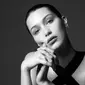 Bella Hadid akhirnya mengungkapkan ketakutannya saat menjadi kontroversial dalam balutan busana merah yang memamerkan Miss V.