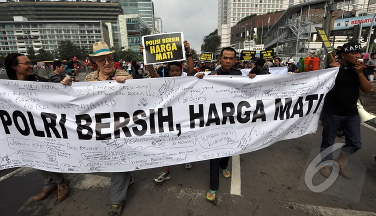 Massa dari Koalisi Untuk Reformasi Polri membawa spanduk bertuliskan "Polri Bersih, Harga Mati" saat Car Free Day, Jakarta, Minggu (18/1/ 2015). (Liputan6.com/Miftahul Hayat)