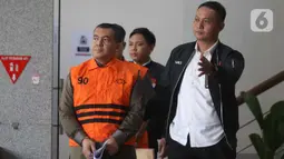 Wakil Menteri Imigrasi dan Pemasyarakatan (Wamen Imipas), Silmy Karim (kiri), dikawal petugas menuju mobil tahanan usai menjalani pemeriksaan intensif di Gedung Merah Putih Komisi Pemberantasan Korupsi (KPK), Jakarta, Kamis (4/6/2026). (Liputan6.com/Helmi Fithriansyah)
