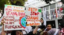 Peserta unjuk rasa membawa poster saat aksi krisis iklim di depan Kantor KPU, Jakarta, Jumat, (3/11/2023). (Liputan6.com/Herman Zakharia)