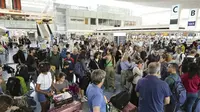 Penumpang pesawat di Bandara Haneda Jepang terdampak Topan Ampil. (AP)