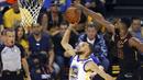 Pemain Cavaliers, Tristan Thompson (13) melakukan blok tembakan pemain Warriors, Stephen Curry (30) pada gim pertama final NBA basketball di Oakland, California, (31/5/2018). Warriors menang 124-114. (AP/Ben Margot)