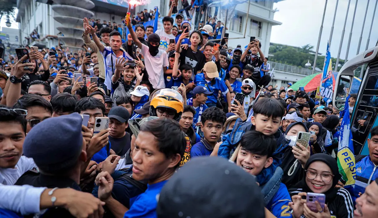 Warga menyambut tim dan ofisial Persib Bandung saat pawai perayaan gelar juara BRI Super League 2025/2026 di Bandung, Jawa Barat, Minggu (24/5/2026). (Bola.com/Bagaskara Lazuardi)