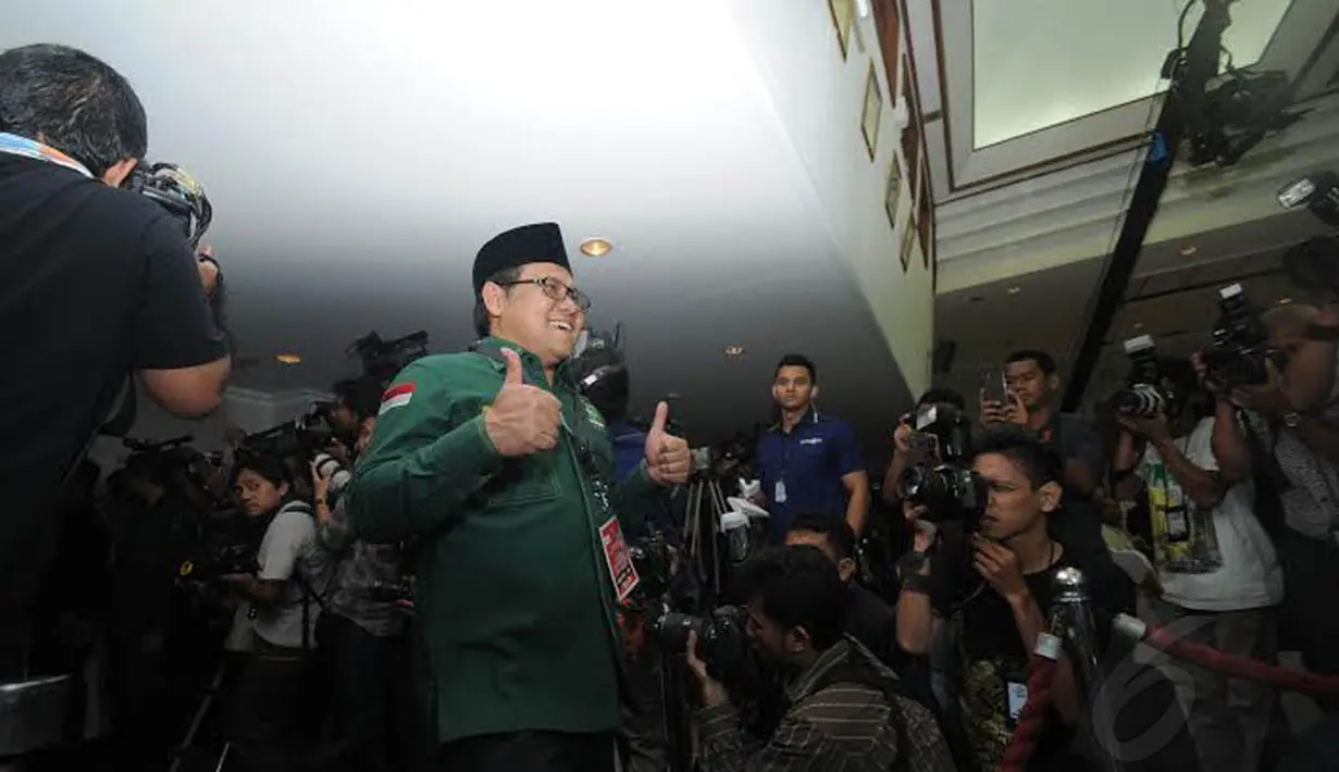Ketua Umum PKB, Muhaimin Iskandar ikut menemani Jokowi mengambil nomor urut Pilpres 2014 di Gedung KPU (Liputan6.com/Herman Zakharia)