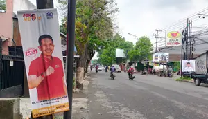 Banner memajang foto Pj Wali Kota Malang, Wahyu Hidayat di Jalan S Supriadi, Sukun, Kota Malang. Pemasangannya disorot karena berdekatan momen Pilkada Serentak 2024 (Liputan6.com/Zainul Arifin)&nbsp;