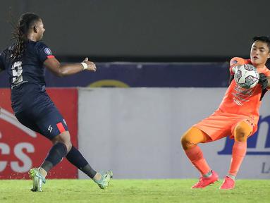 Dua klub Jawa Timur itu harus puas bermain imbang 2-2 dalam laga bertajuk Derbi Jatim pada pekan ke-11 di Stadion Manahan, Solo, Sabtu (6/11/2021) malam. (Bola.com/Bagaskara Lazuardi)