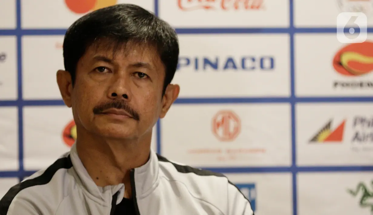 Pelatih Timnas Indonesia U-22, Indra Sjafri, saat menggelar jumpa pers di Hotel Century Park, Manila, Minggu (24/11/2019). Cabang sepak bola SEA Games 2019 akan mulai bertanding Senin (25/11) esok. (Bola.com/M Iqbal Ichsan)