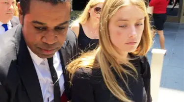 Aktris Amber Heard dikawal oleh petugas saat meninggalkan pengadilan Pengadilan Tinggi Los Angeles usai memberikan laporan penganiayan yang dilakukan suaminya Johnny Depp di Amerika Serikat, 27 Mei, 2016. (REUTERS/Rollo Ross)