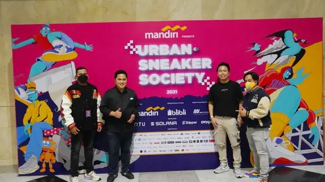 Menteri BUMN  Erick Thohir saat mengunjungi Urban Sneaker Society (USS) di Jakarta Convention Center, Senayan, Jakarta, Jumat (3/12/2021).
