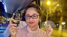 Dewi Perssik tampak percaya diri tampil dengan kacamata. Tanpa makeup tebal Dewi kerap membagikan momen bersantainya di media sosial. (Liputan6.com/IG/@dewiperssikreal)