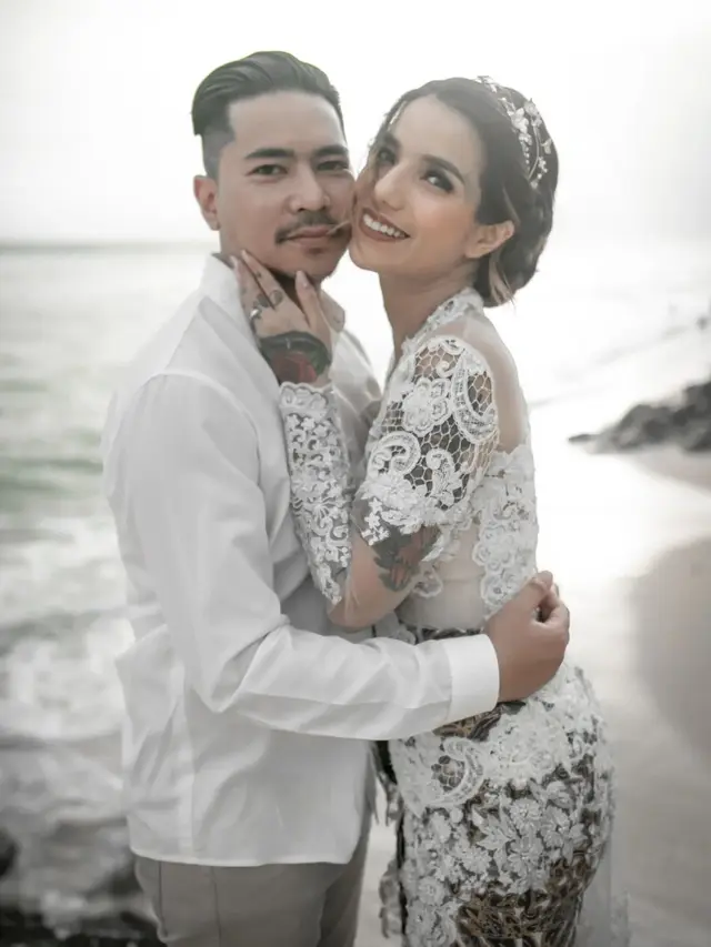 7 Potret Pernikahan Sheila Marcia yang Baru Diungkap Usai 2 Tahun Berumah Tangga