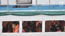 Wisatawan menaiki kapal wisata Kepulauan Seribu di Pelabuhan Kali Adem, Muara Angke, Jakarta, Sabtu (28/4). Beberapa tempat wisata Kepulauan Seribu masih menjadi primadona bagi para wisatawan untuk mengisi libur akhir pekan. (Merdeka.com/Iqbal S. Nugroho)