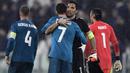 Kiper Juventus, Gianluigi Buffon memeluk  Cristiano Ronaldo usai laga  leg pertama Liga Champions di Allianz Stadium, Turin, (3/4/2018). Ronaldo mencetak dua gol ke gawang Juventus. (AFP/Javier Soriano)