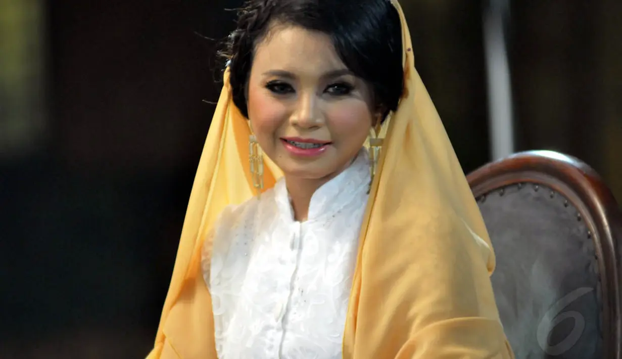 Rasa sepi yang dialami Rossa tak berlangsung terus menerus, karena selama Ramadan ia memiliki seabrek kegiatan yang terkait dengan aktivitasnya di dunia tarik suara.  (Liputan6.com/Panji Diksana)