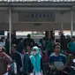 Calon penumpang kereta rel listrik (KRL) atau Commuter Line memadati Stasiun Bekasi, Jawa Barat, Jumat (19/5). Akibat Stasiun Klender terbakar, para penumpang di Stasiun Bekasi memilih mencari moda transportasi lainnya. (Liputan6.com/Gempur M Surya)