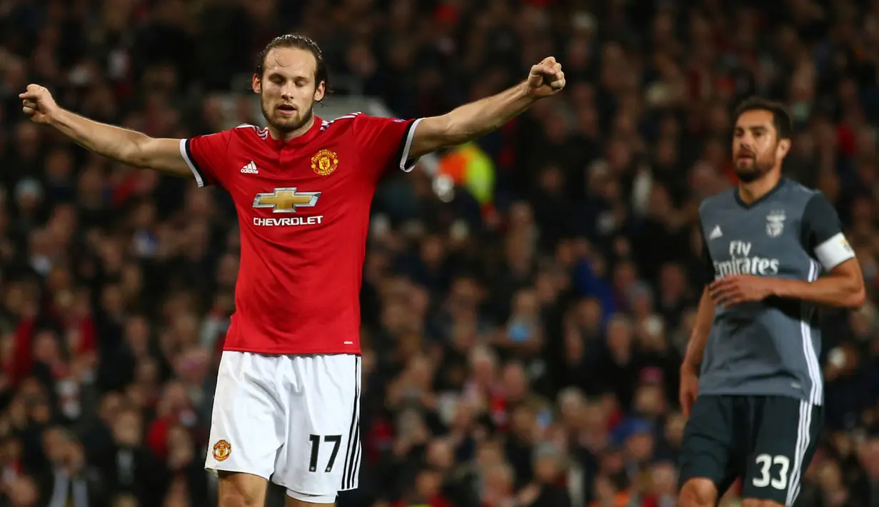 Pemain Manchester United, Daley Blind melakukan selebrasi setelah berhasil mencetak gol ke gawang Benfica pada laga Grup A Liga Champions di Old Trafford, Rabu (1/11) dini hari. MU sukses memetik kemenangan 2-0. (AP Photo/Dave Thompson)