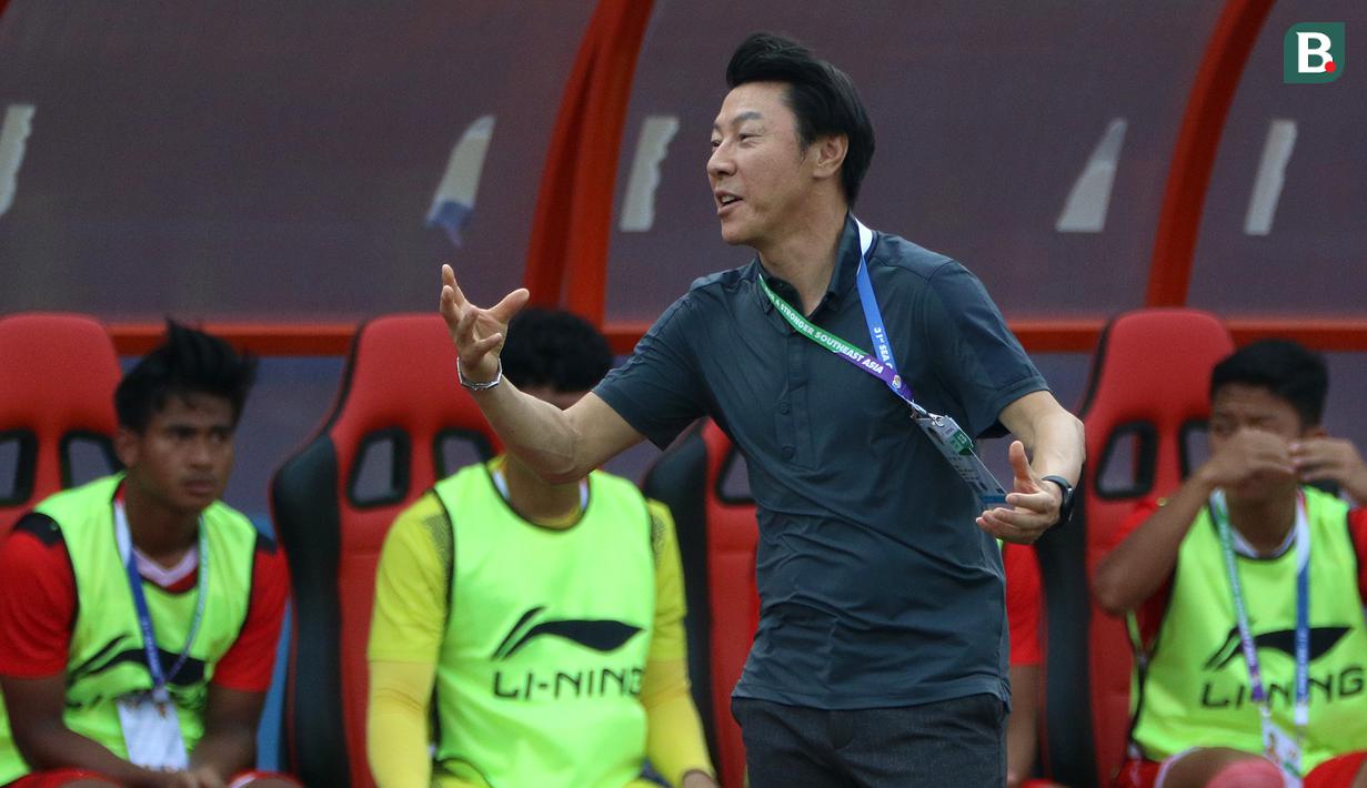 Reaksi STY menjadi perhatian, karena pria asal Korea Selatan (Korsel) tersebut memberikan gerak tubuh tak sepakat. (Bola.com/Ikhwan Yanuar)